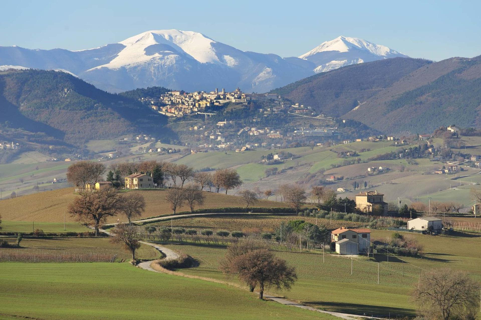 Nelle Marche nasce la Val Nivola: ecco le sue tradizioni enogastronomiche