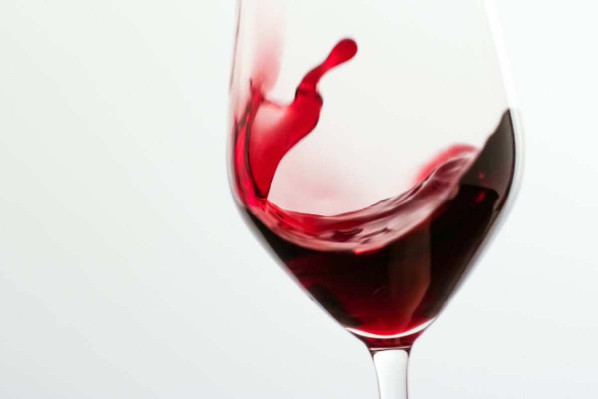 Perché il vino va roteato nel calice prima di berlo